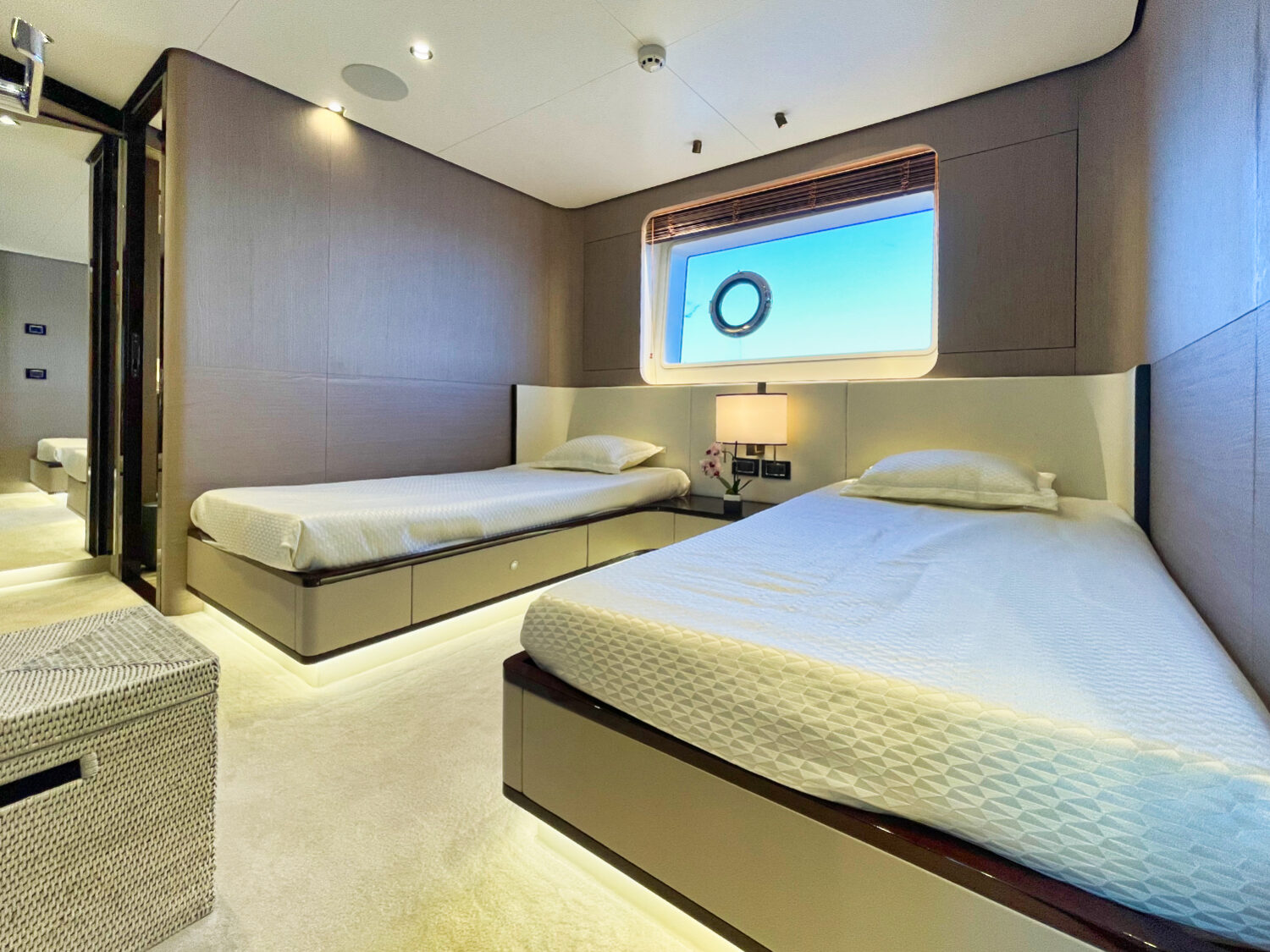 Wave - Azimut yacht charter 80
