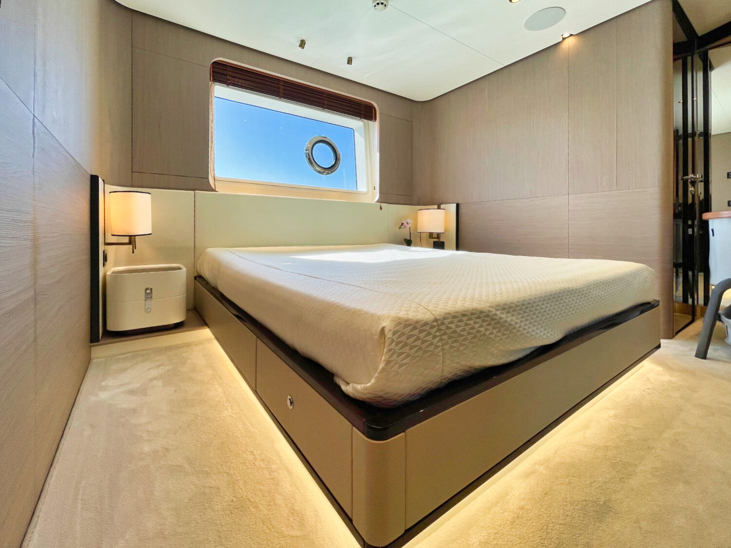 Wave - Azimut yacht charter 81