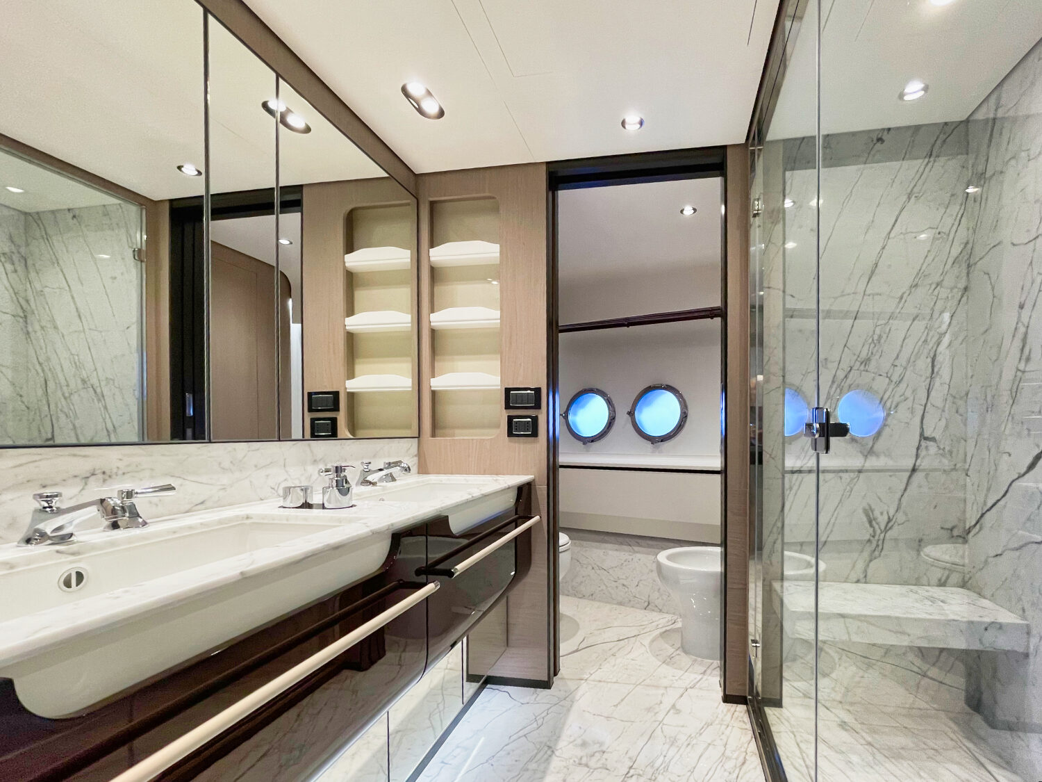 Wave - Azimut yacht charter 82