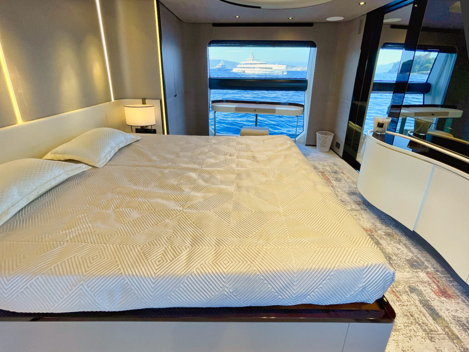 Wave - Azimut yacht charter 83