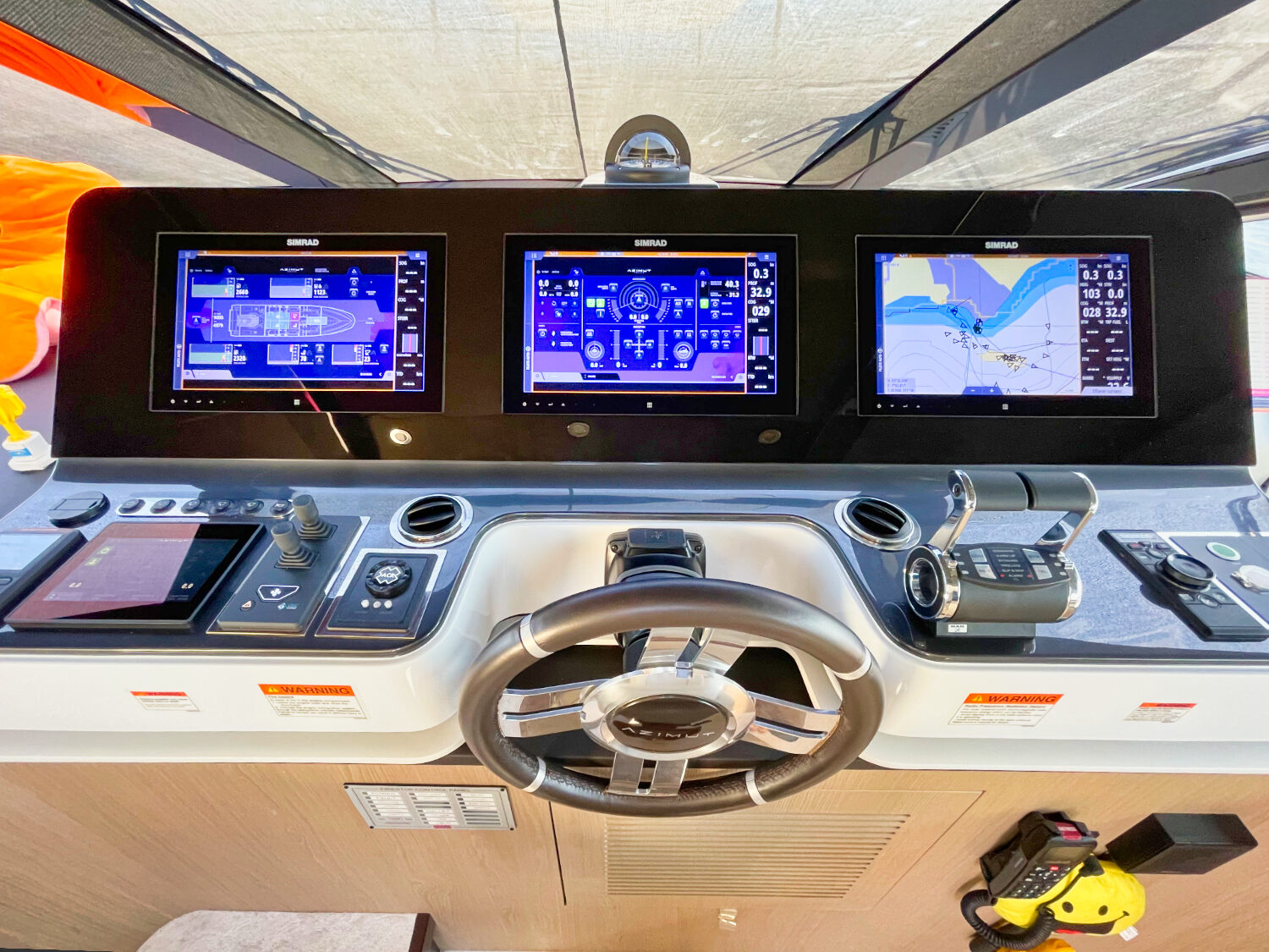 Wave - Azimut yacht charter 89