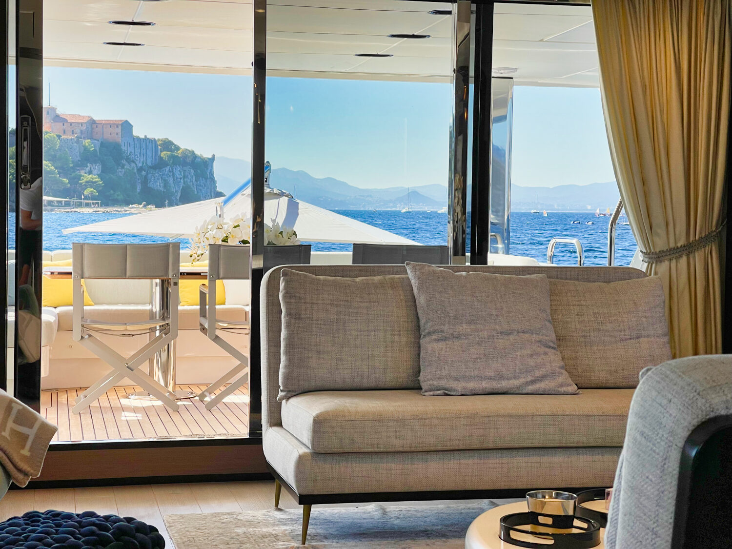 Wave - Azimut yacht charter 93