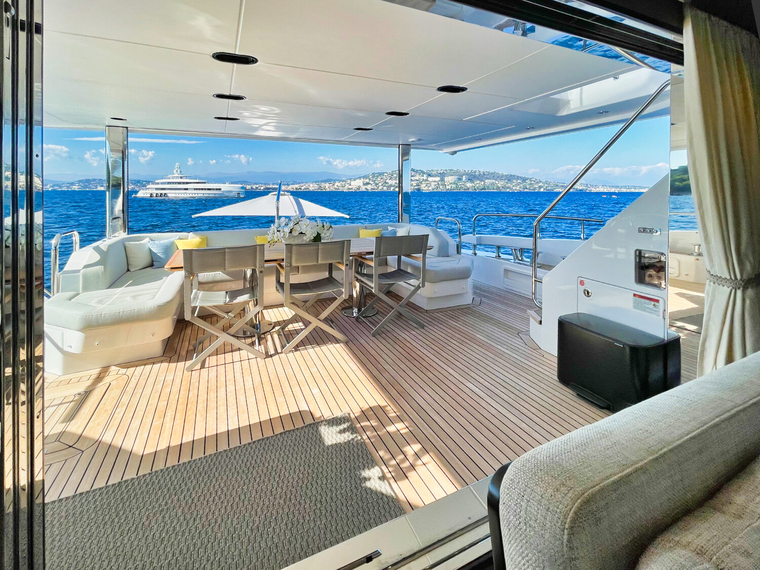 Wave - Azimut yacht charter 95