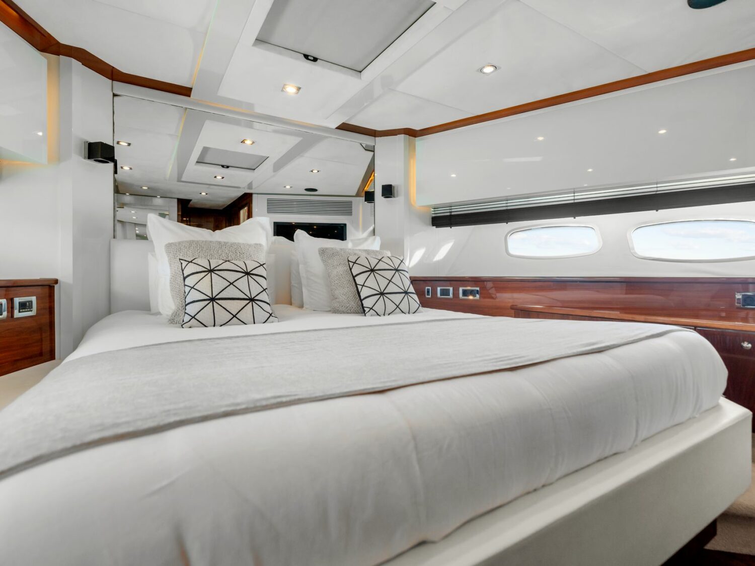 Yacht-charter-PALUMBA-SUNSEEKER-PREDATOR-84_100