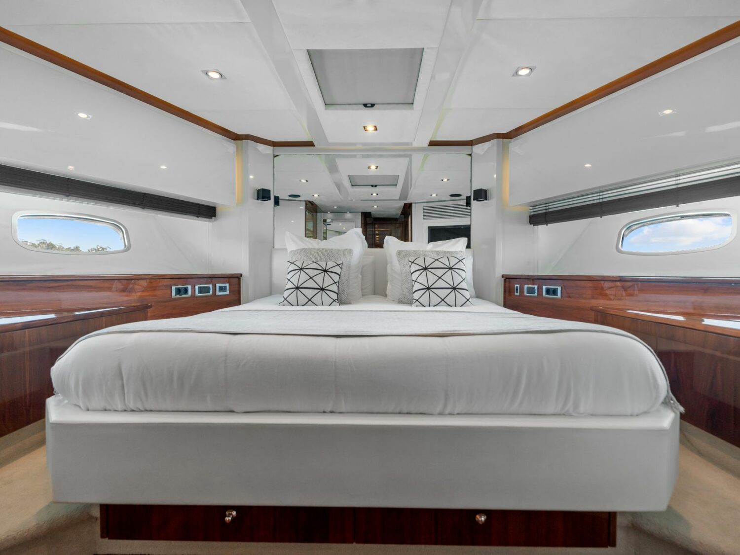 Yacht-charter-PALUMBA-SUNSEEKER-PREDATOR-84_101