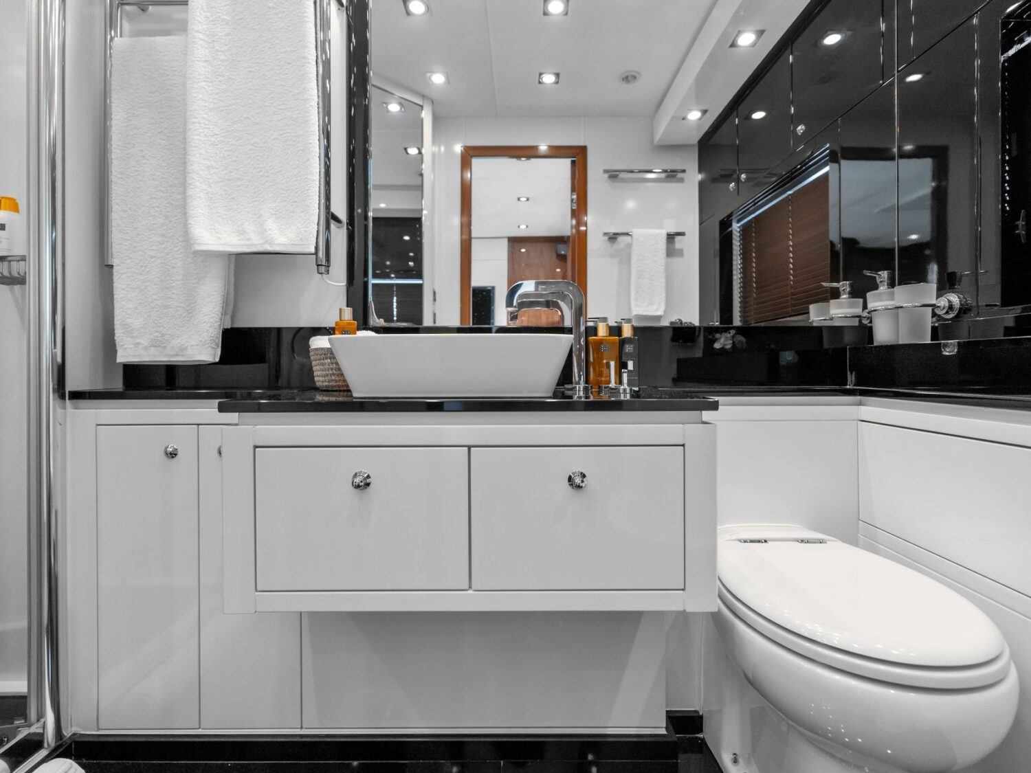 Yacht-charter-PALUMBA-SUNSEEKER-PREDATOR-84_104