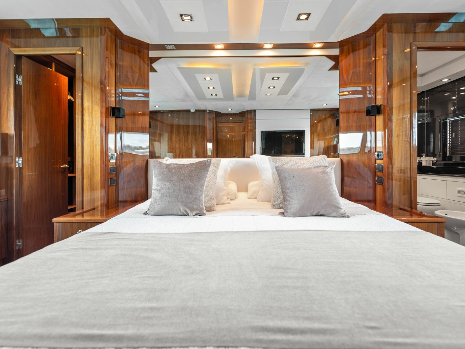 Yacht-charter-PALUMBA-SUNSEEKER-PREDATOR-84_107