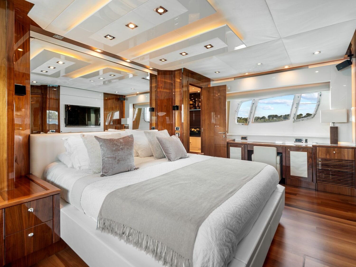 Yacht-charter-PALUMBA-SUNSEEKER-PREDATOR-84_110