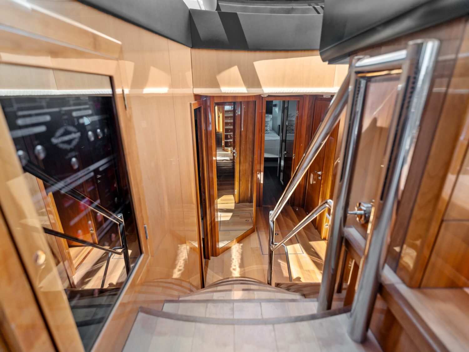 Yacht-charter-PALUMBA-SUNSEEKER-PREDATOR-84_60