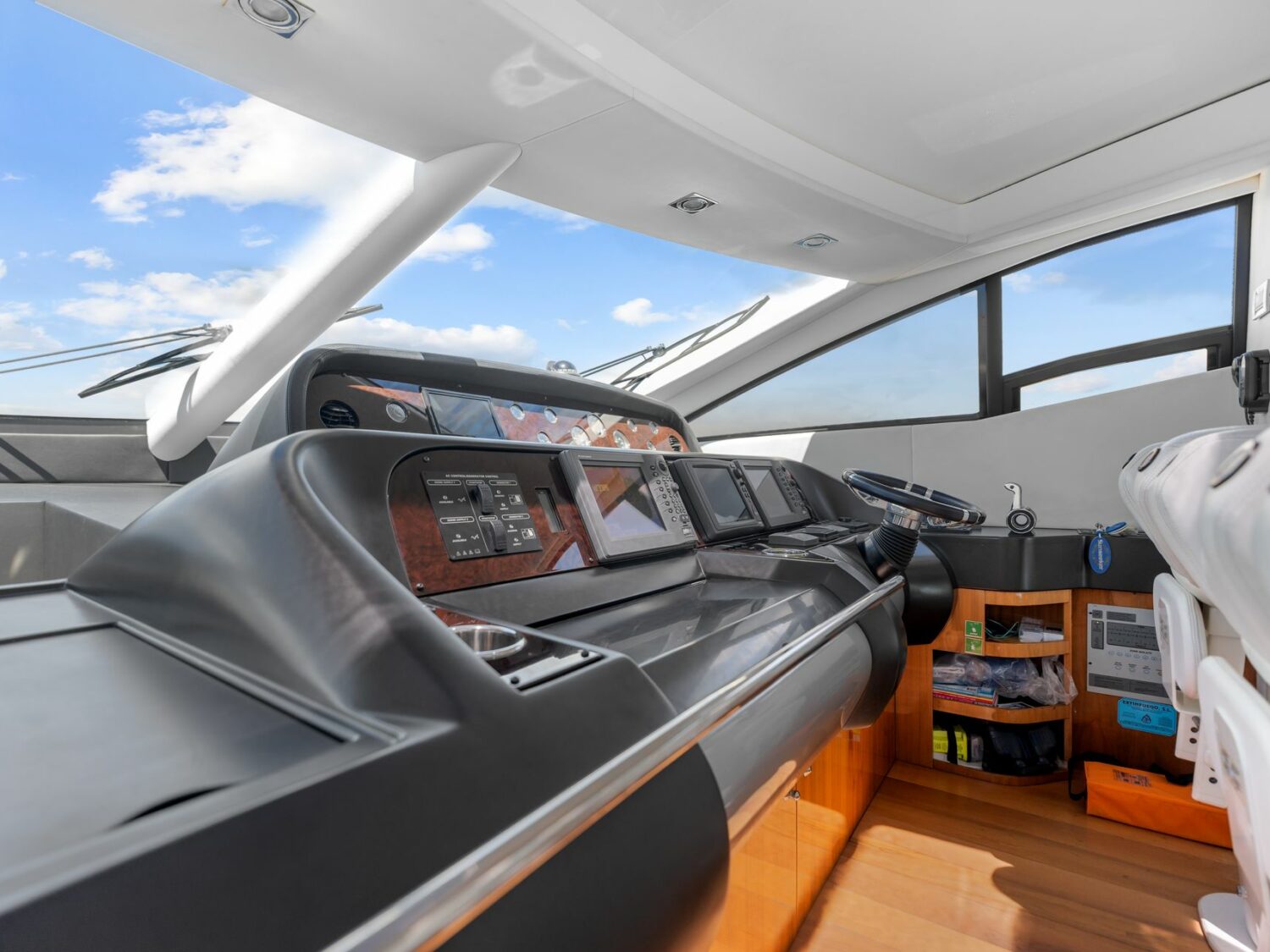 Yacht-charter-PALUMBA-SUNSEEKER-PREDATOR-84_61