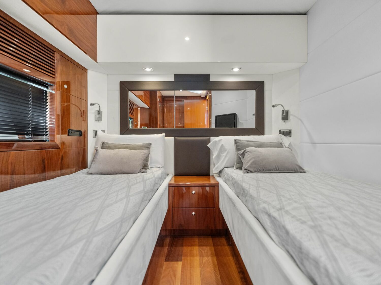 Yacht-charter-PALUMBA-SUNSEEKER-PREDATOR-84_92