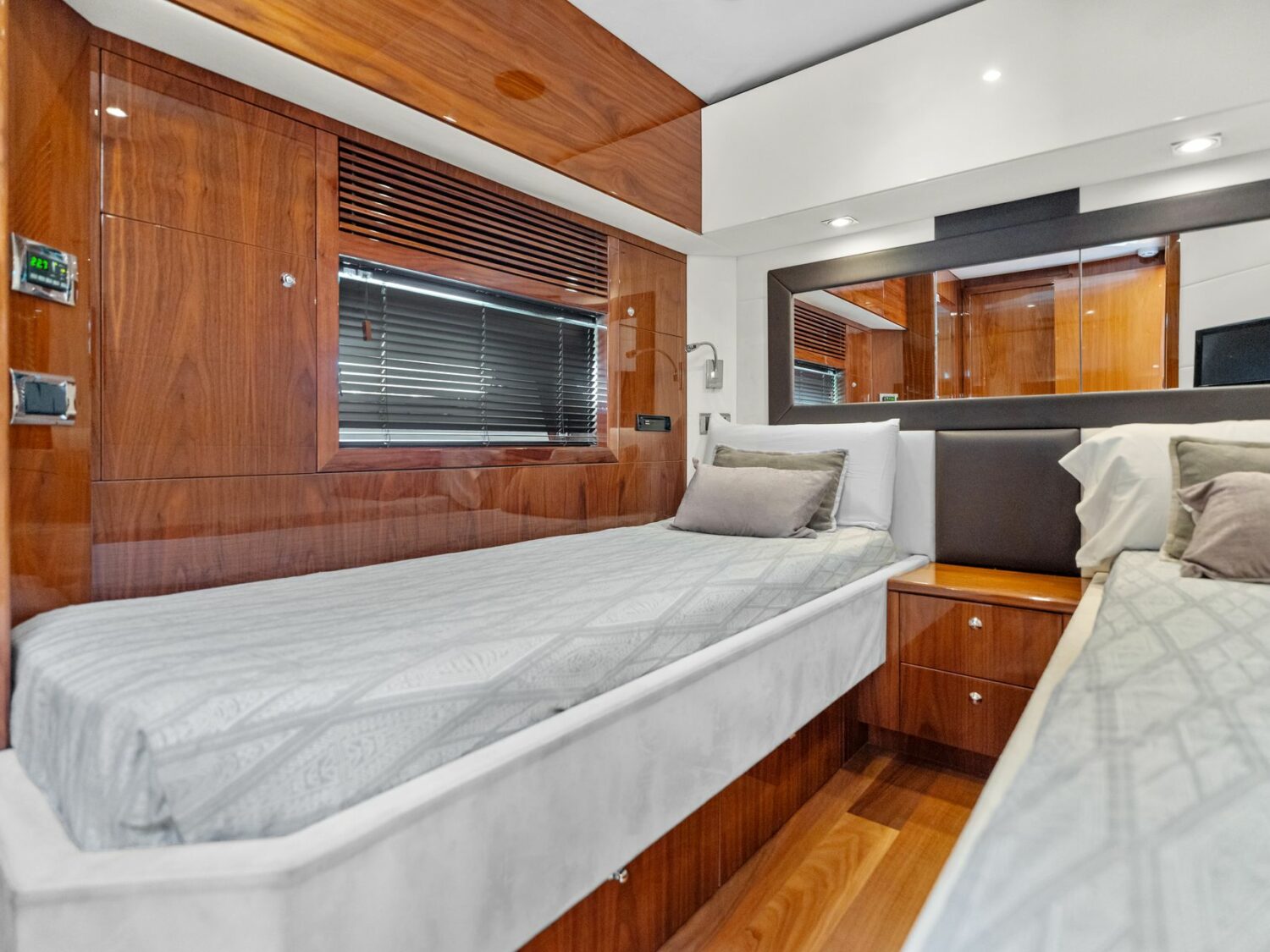 Yacht-charter-PALUMBA-SUNSEEKER-PREDATOR-84_93