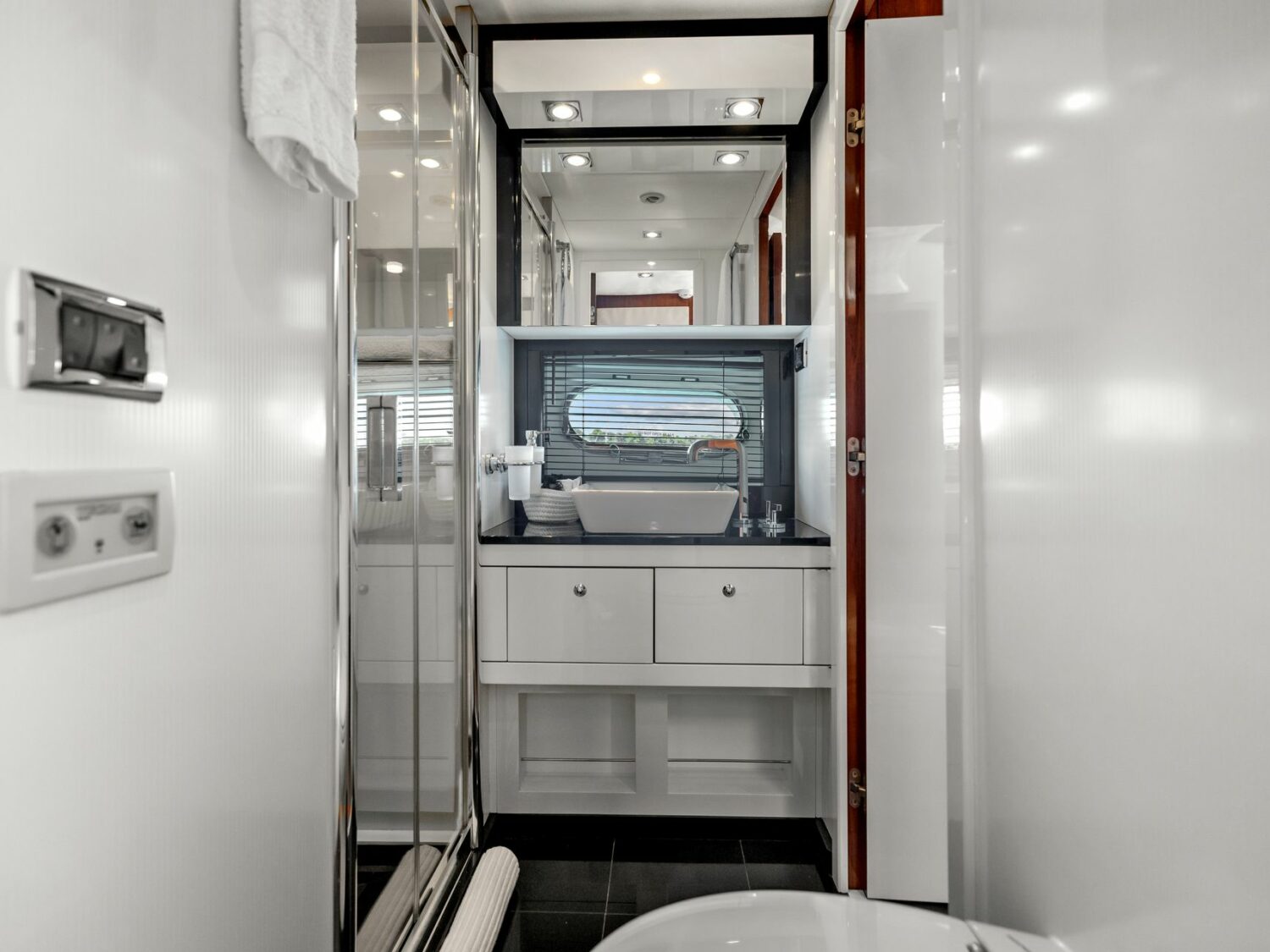 Yacht-charter-PALUMBA-SUNSEEKER-PREDATOR-84_94