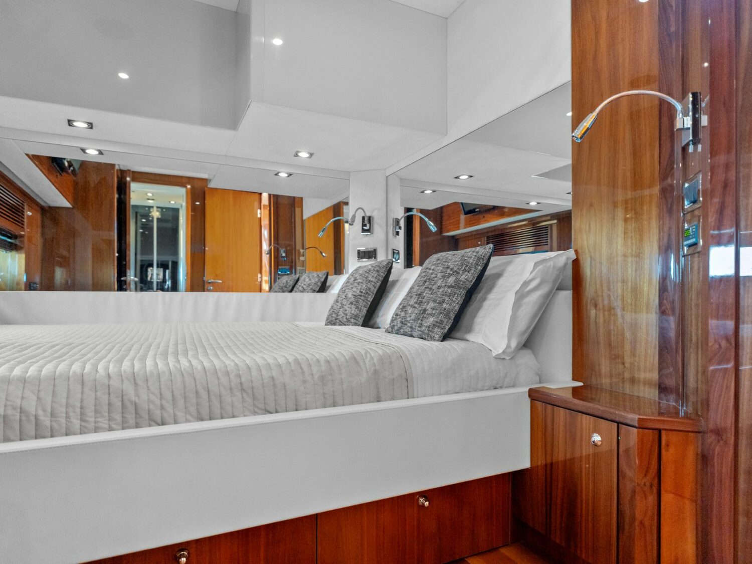 Yacht-charter-PALUMBA-SUNSEEKER-PREDATOR-84_95