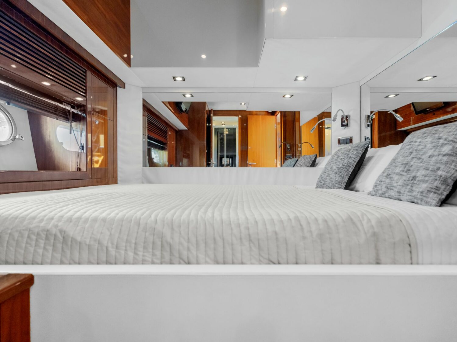 Yacht-charter-PALUMBA-SUNSEEKER-PREDATOR-84_96