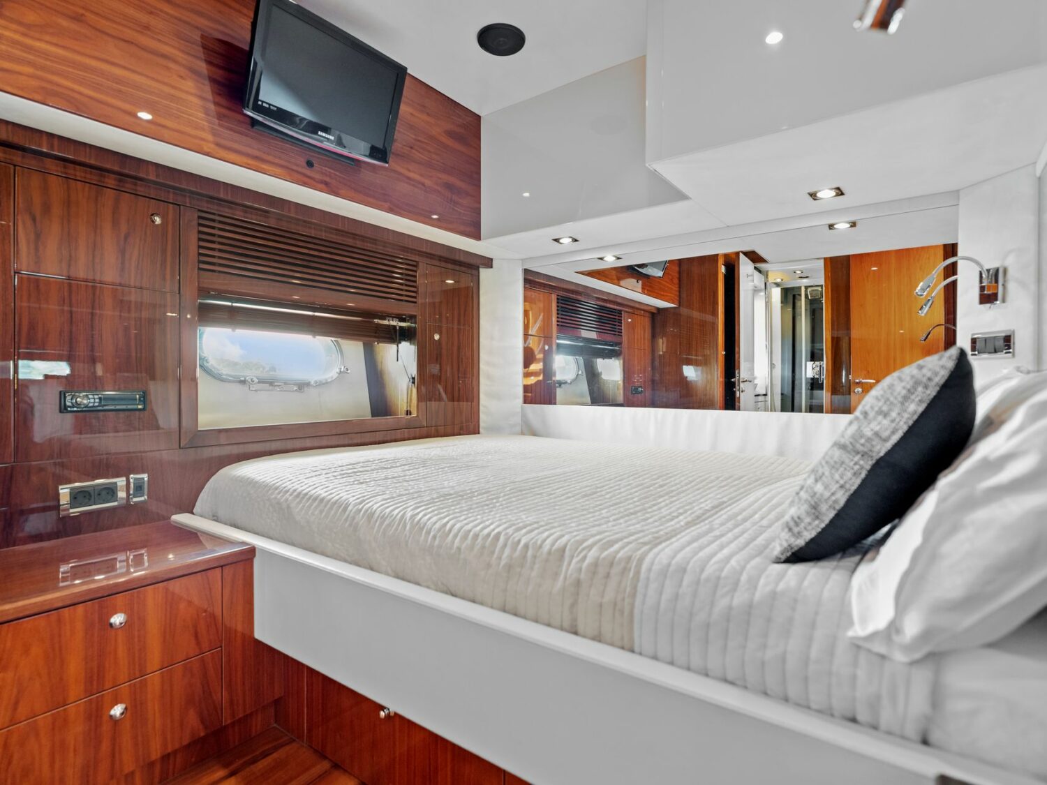 Yacht-charter-PALUMBA-SUNSEEKER-PREDATOR-84_97