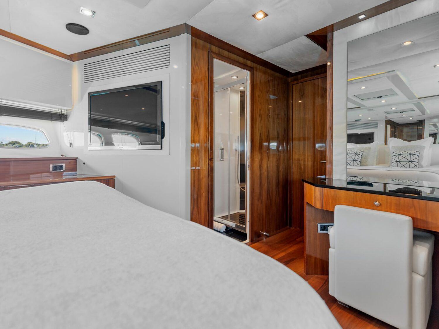 Yacht-charter-PALUMBA-SUNSEEKER-PREDATOR-84_98
