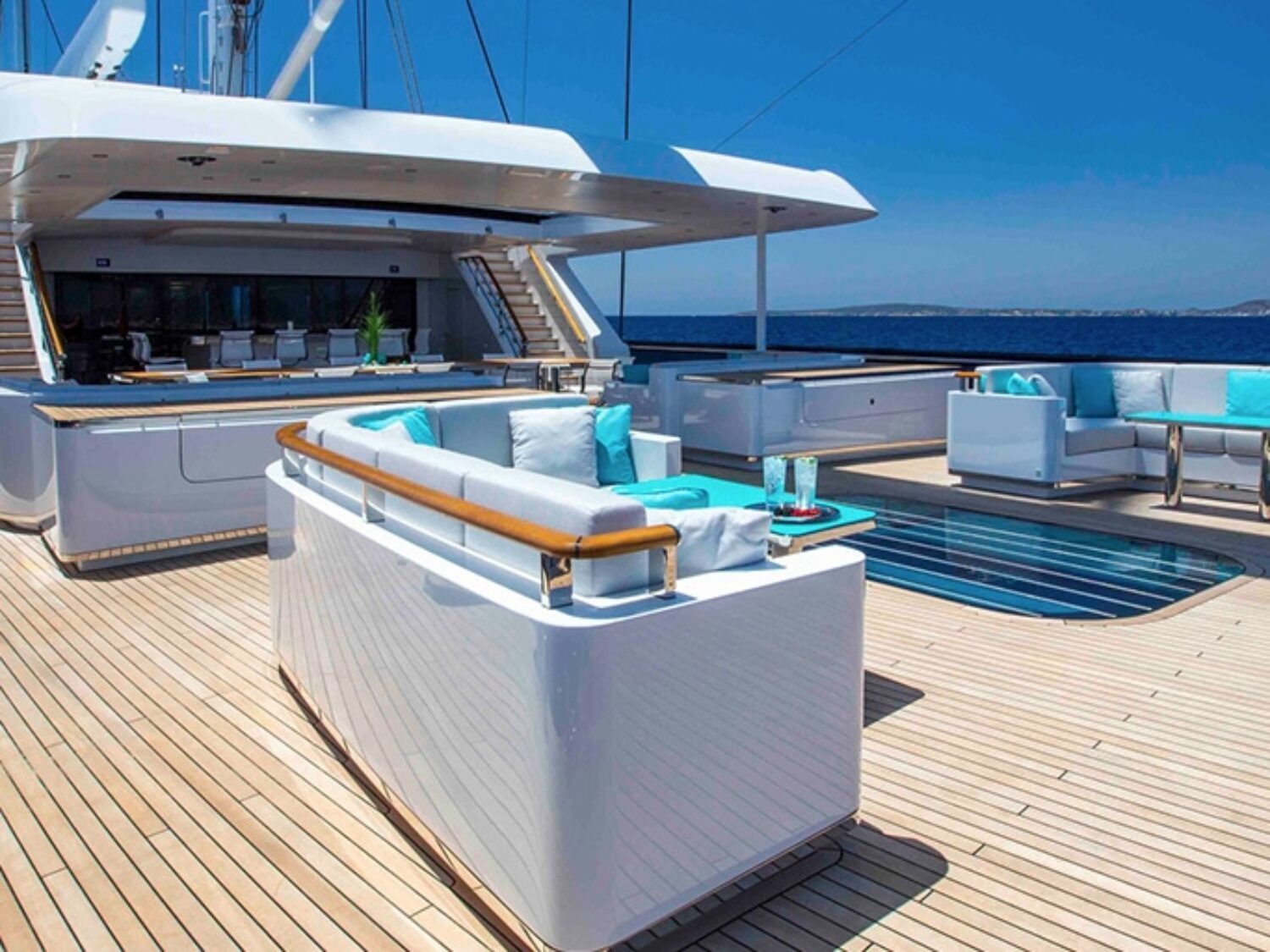 aqui-jo-yacht-charter-yachting-concept-06-1024x512