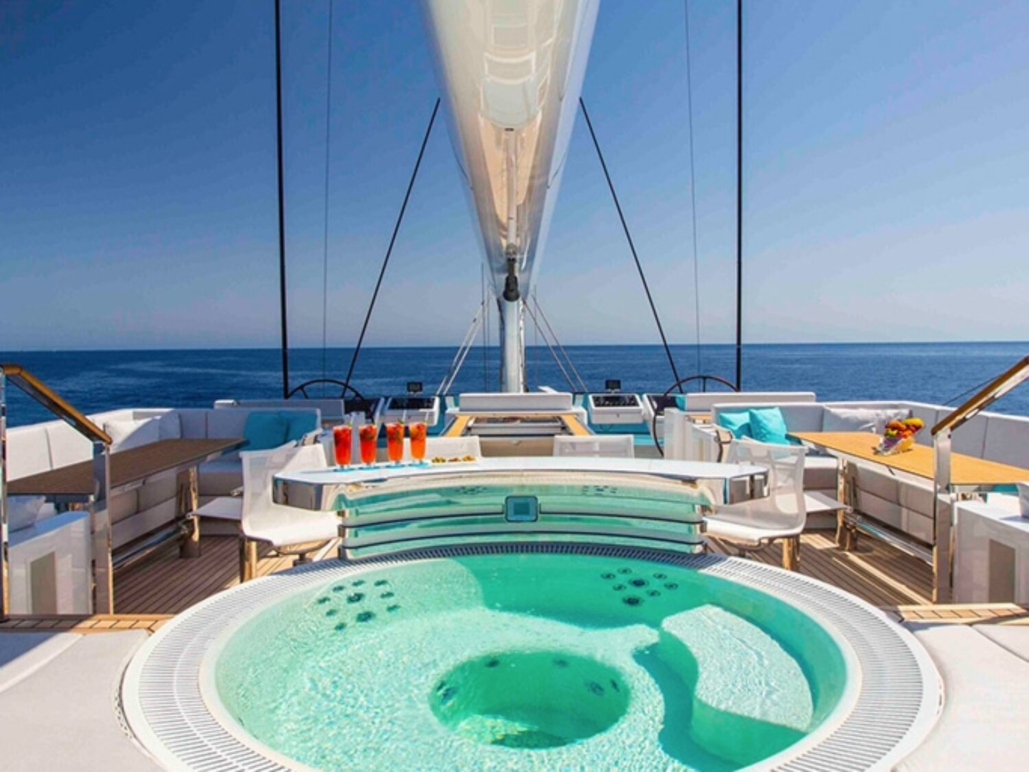 aqui-jo-yacht-charter-yachting-concept-12-1024x512
