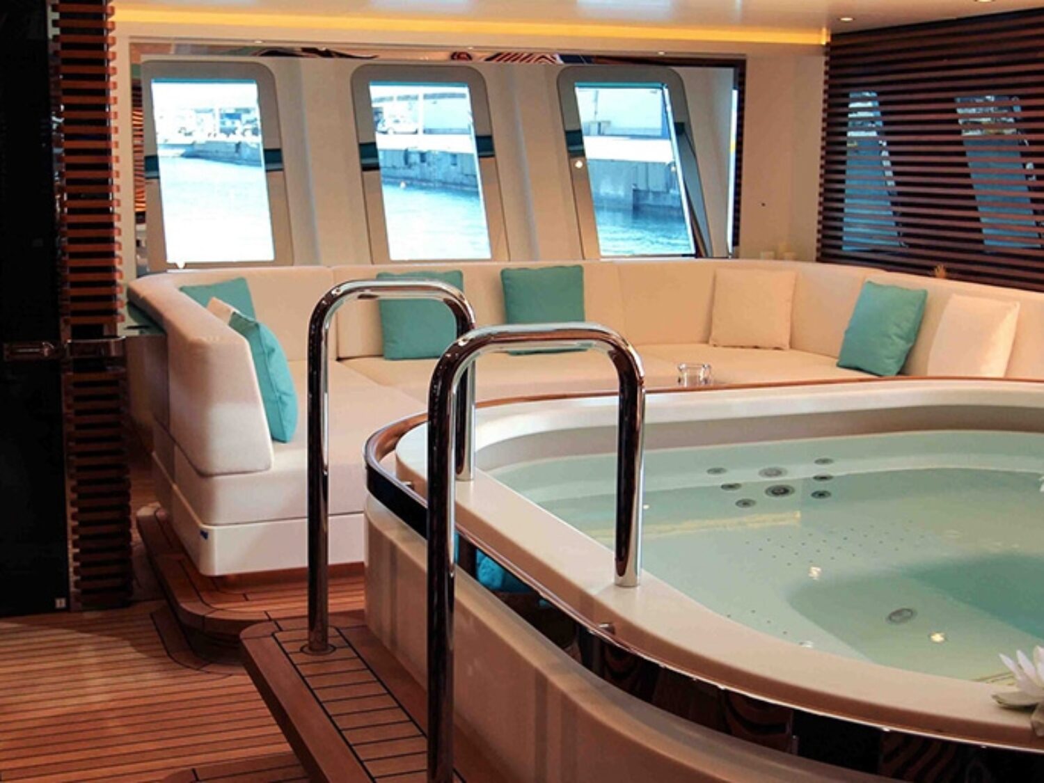 aqui-jo-yacht-charter-yachting-concept-13-1024x512