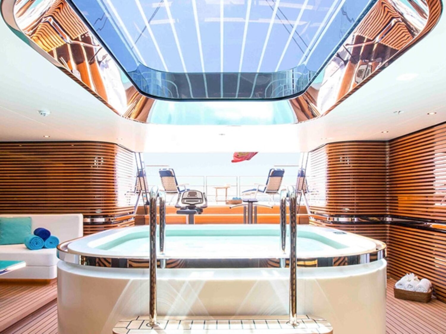 aqui-jo-yacht-charter-yachting-concept-14-1024x512