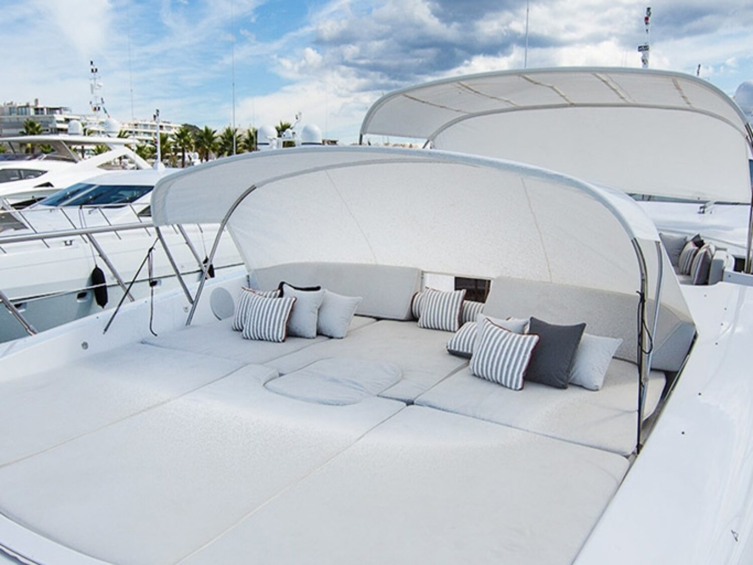 beachouse-yacht-charter-yachting-concept-03-1024x512