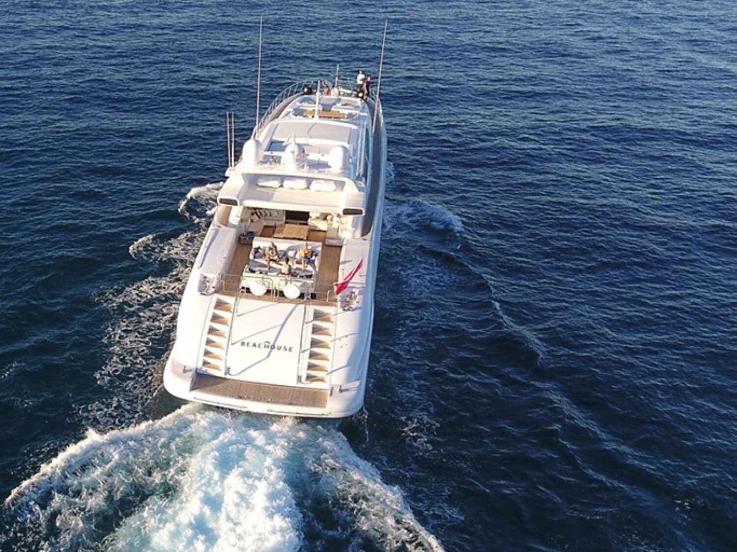 beachouse-yacht-charter-yachting-concept-16-1024x512