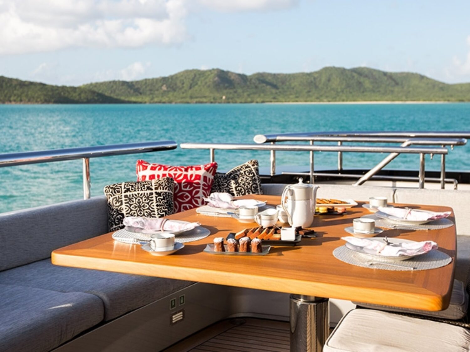 slipstream-yacht-charter-yachting-concept-06-1024x512
