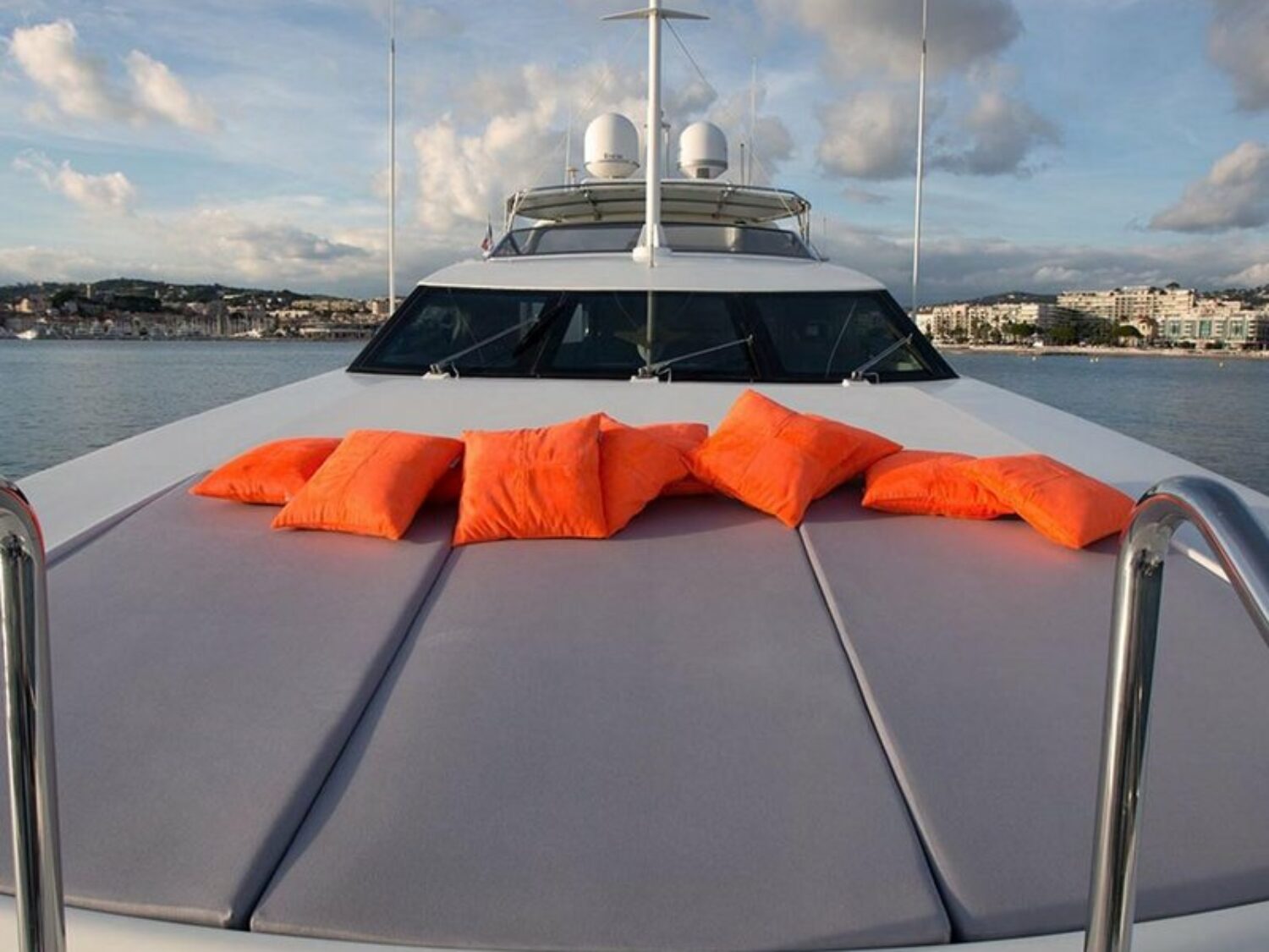 yacht-YLANG-YLANG-by-Falcon-bow-sunpads