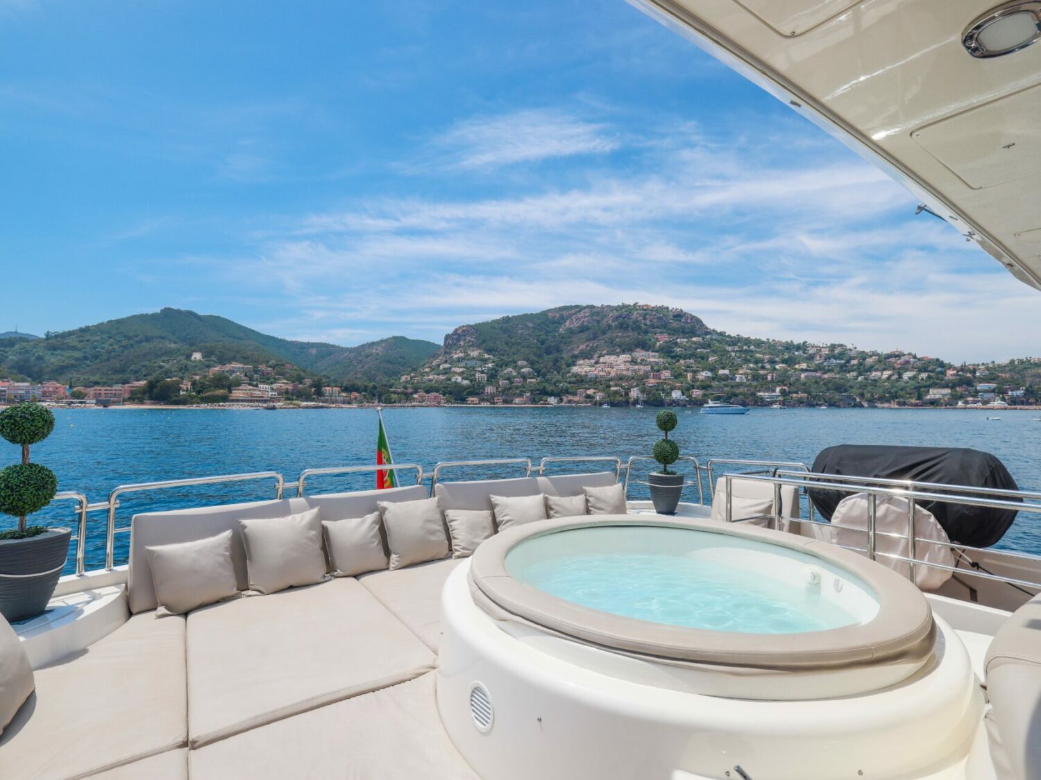 yacht-charter-ACCAMA-DELTA-25