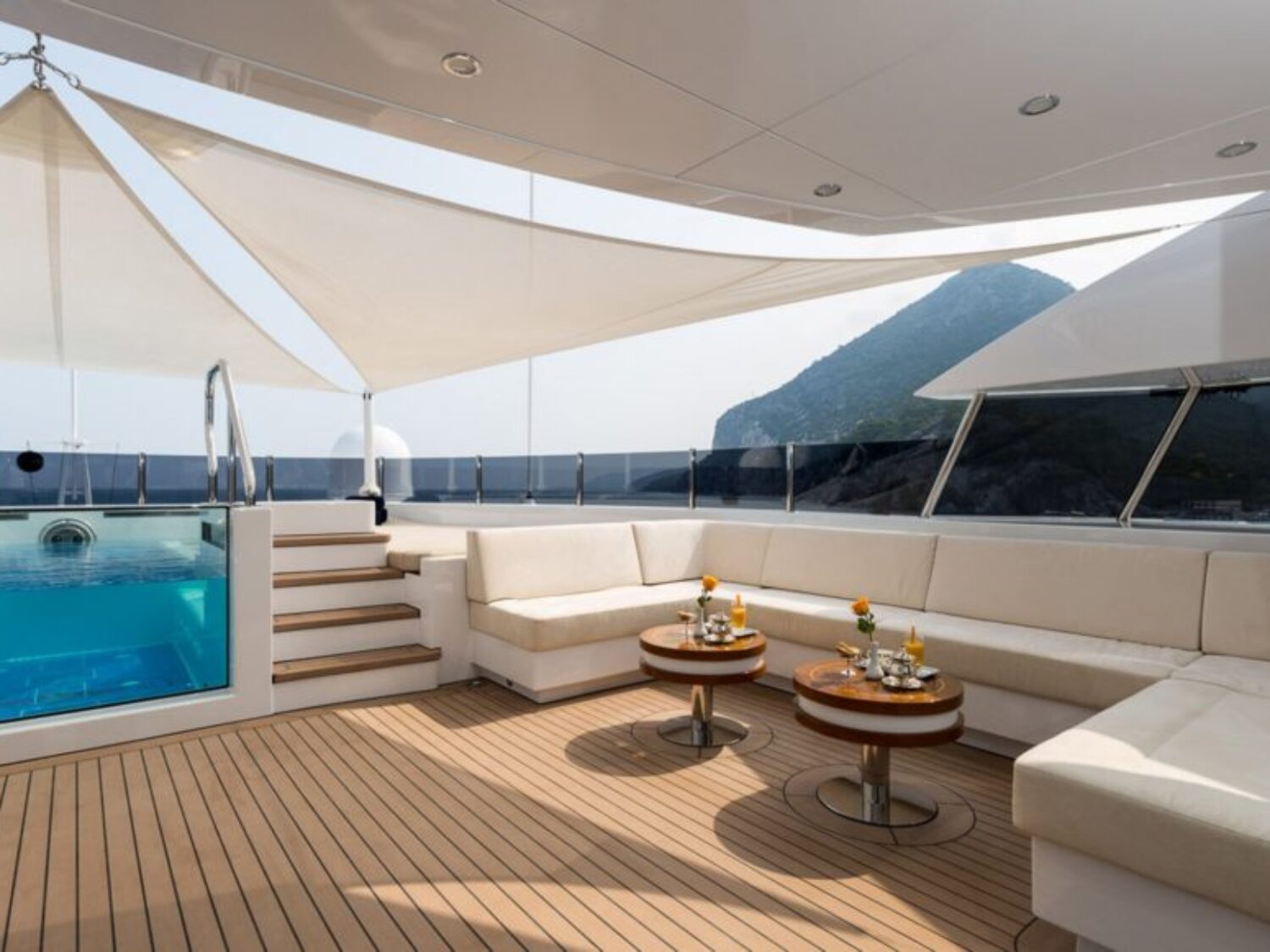 yacht-irimari-exterior-05-570ca54b209f3_v_default_big-1024x581