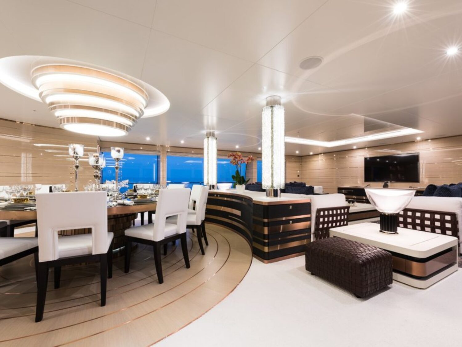 yacht-irimari-interior-02-570ca4da6c6d9_v_default_big-1024x687