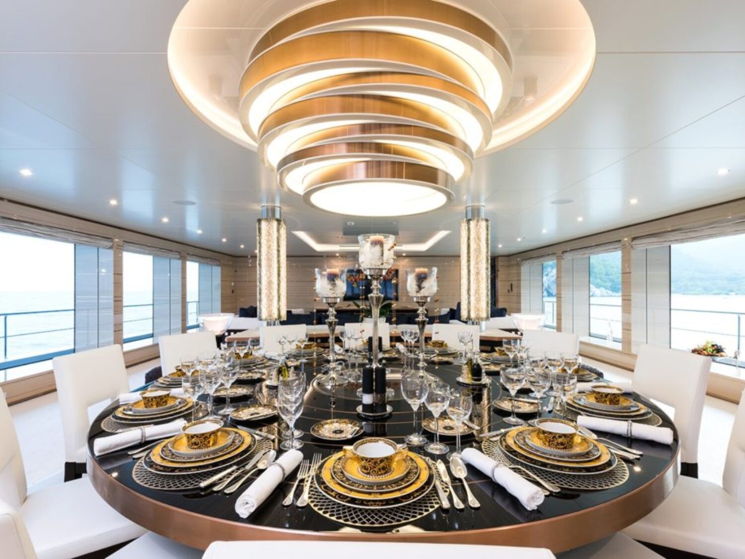 yacht-irimari-interior-04-570ca4e932869_v_default_big-1024x694