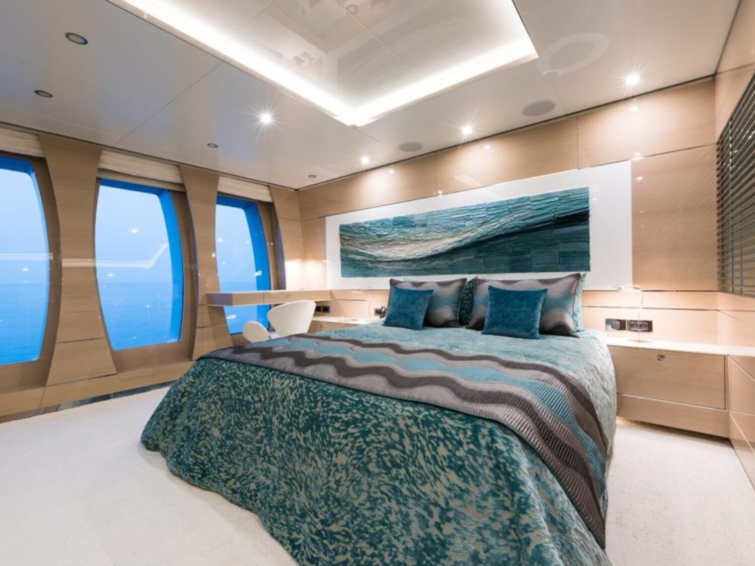 yacht-irimari-interior-11-570ca4f60e39c_v_default_big-1024x662