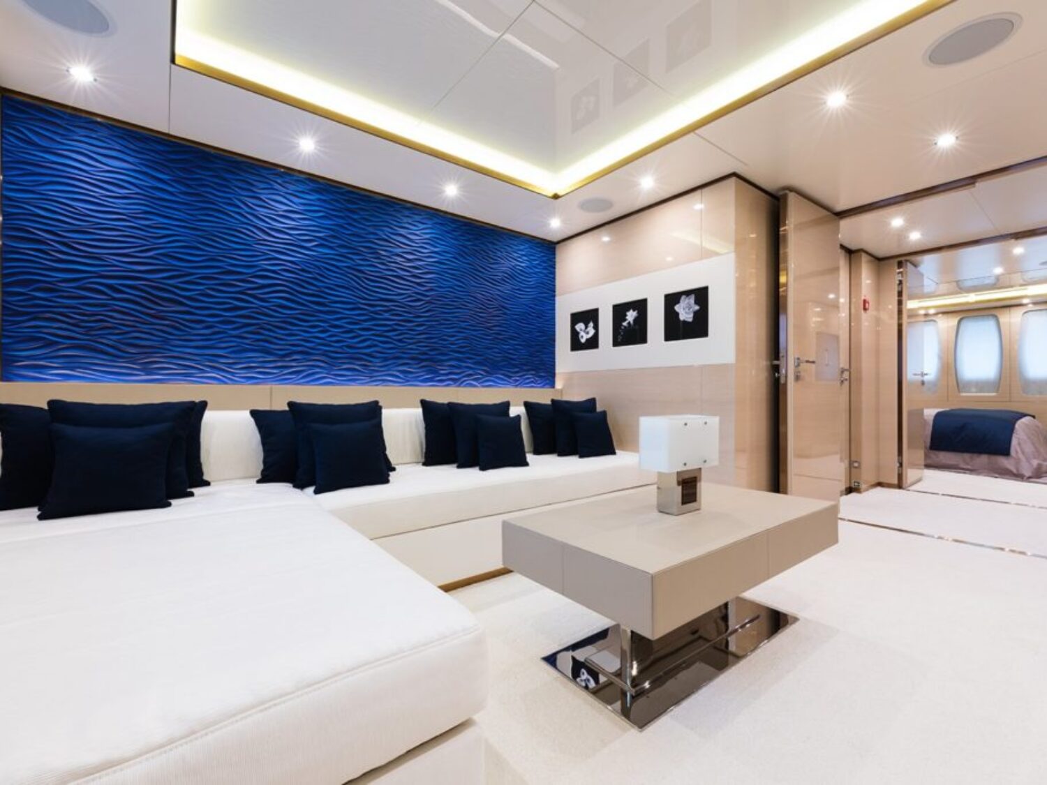 yacht-irimari-interior-13-570ca5040fea2_v_default_big-1024x683
