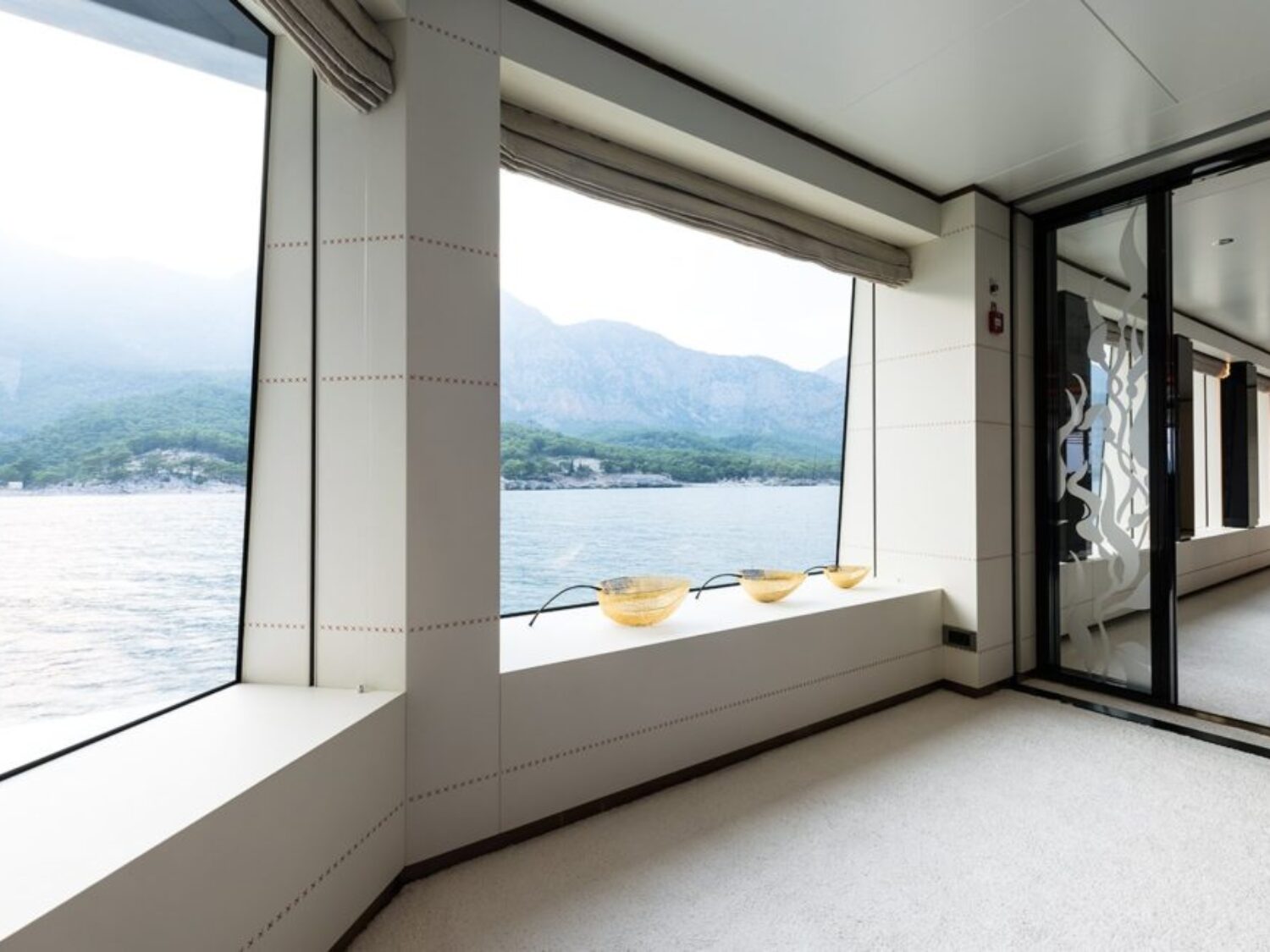 yacht-irimari-interior-16-570ca51b17643_v_default_big-1024x652
